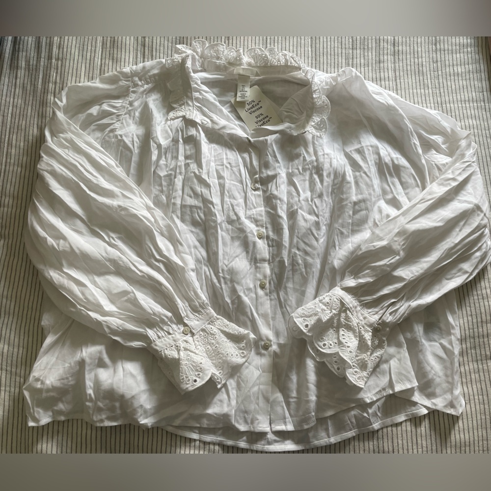 H&M White Ruffled Eyelet Collar Blouse